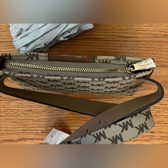 Michael Kors Cambodia Belt Bag Women’s S/M Brown Tan Logo Zip Adjustable NWT - Picture 4 of 11